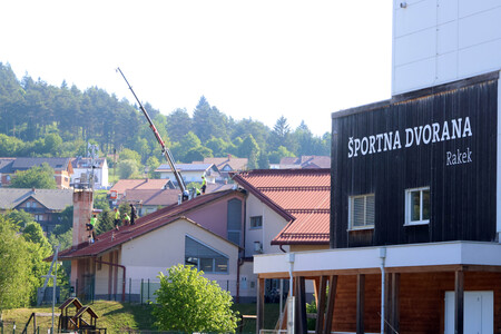 OBNOVA STREHE NA OŠ RAKEK 07 FOTO LJUBO VUKELIČ